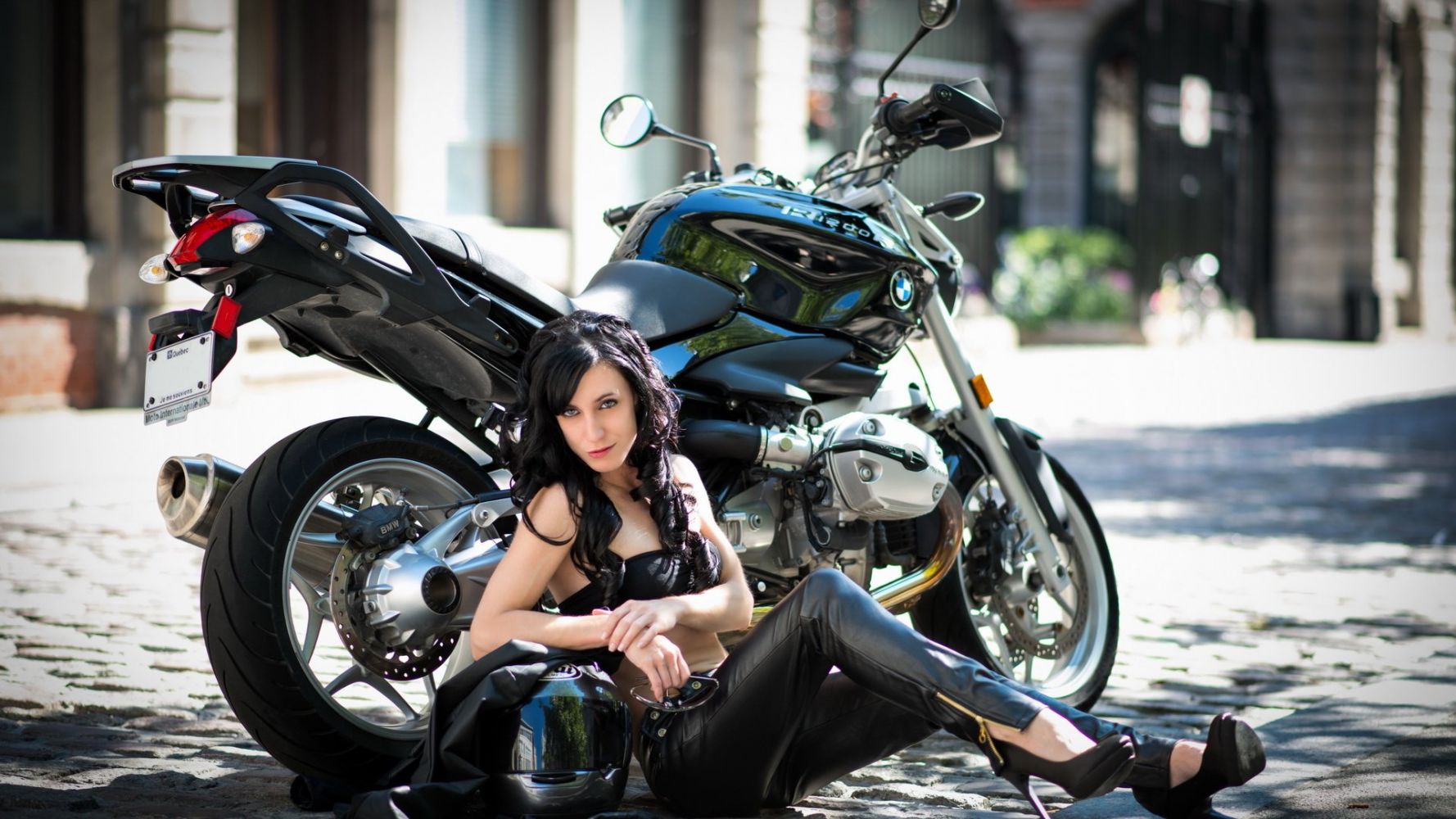 Fresh photos, fresh mood — European women on bikes online in Nuremberg