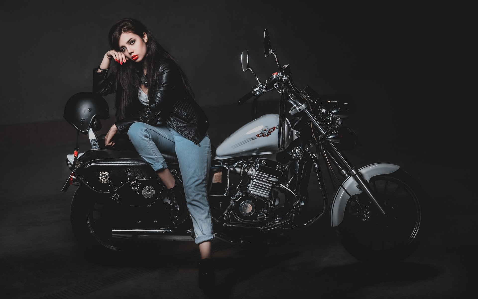 Biker girls: style and drive brings the glow — live moments in Nuremberg